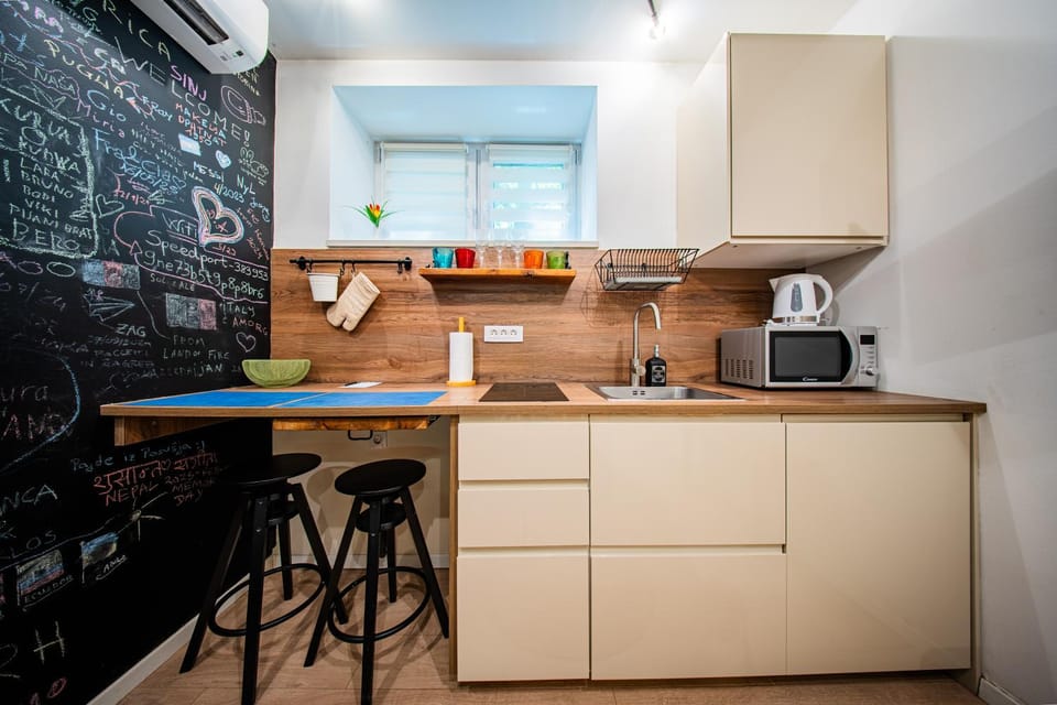 Coffee/tea facilities, Kitchen or kitchenette, oven, stove, toaster