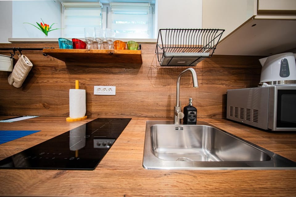 Property building, Coffee/tea facilities, Kitchen or kitchenette, Decorative detail, On site