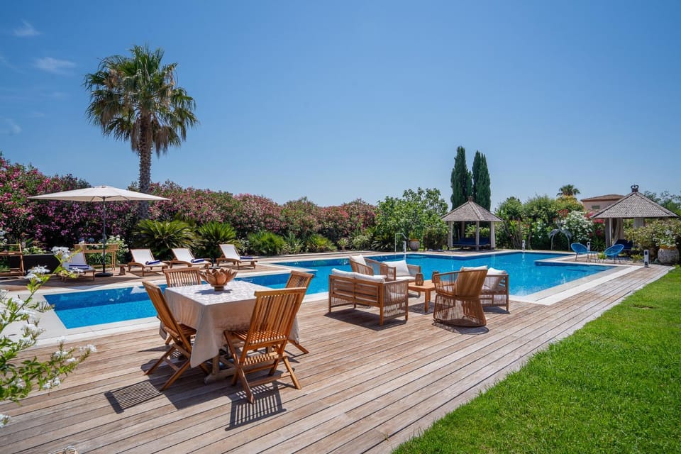 Property building, Garden, Swimming pool
