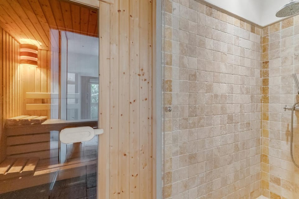 Shower, Sauna
