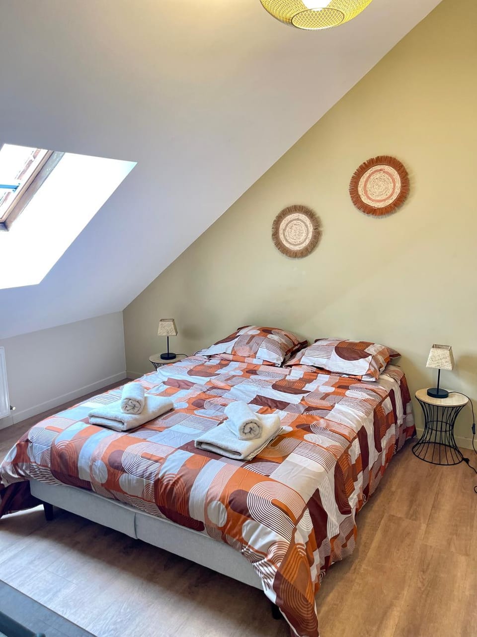 Bed, Photo of the whole room, Bedroom