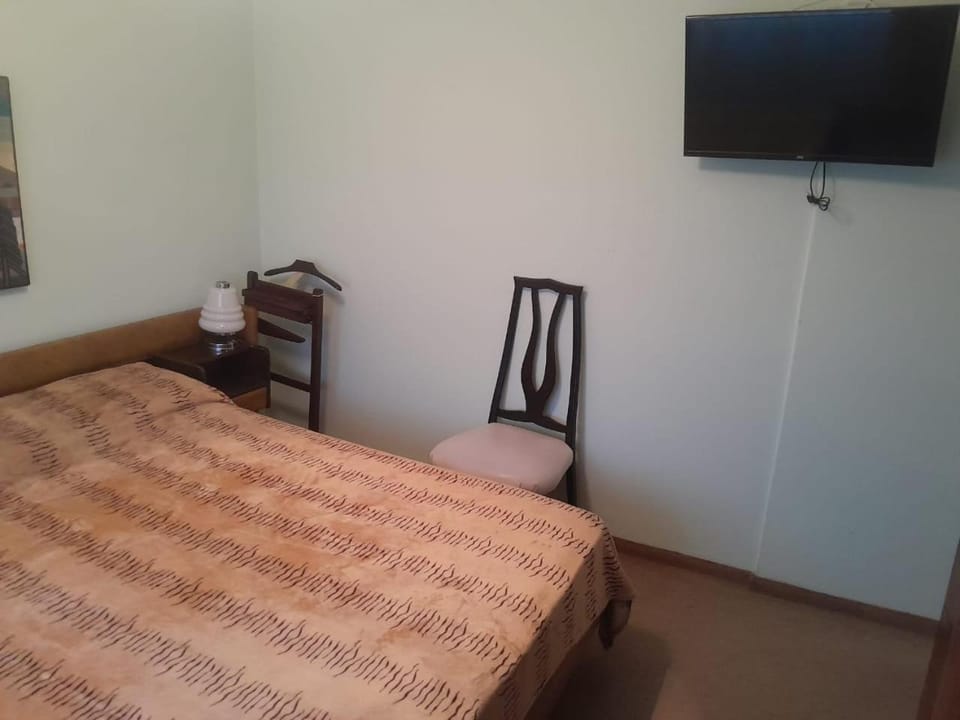Bed, TV and multimedia, Bedroom