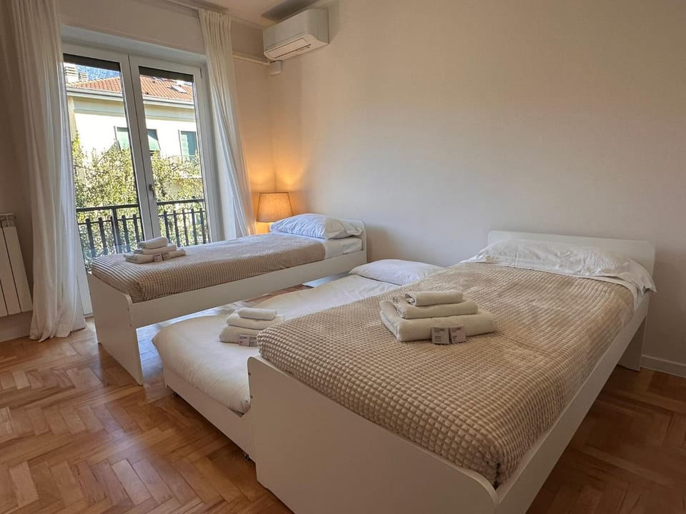 Bedroom, towels