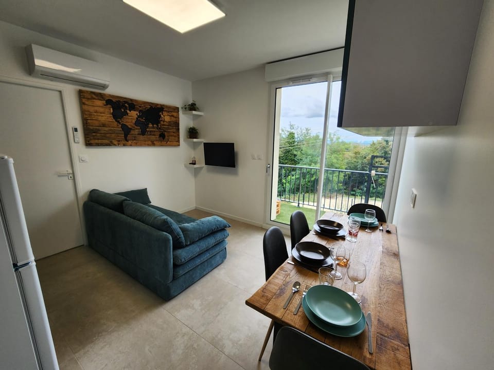 Seating area, Dining area