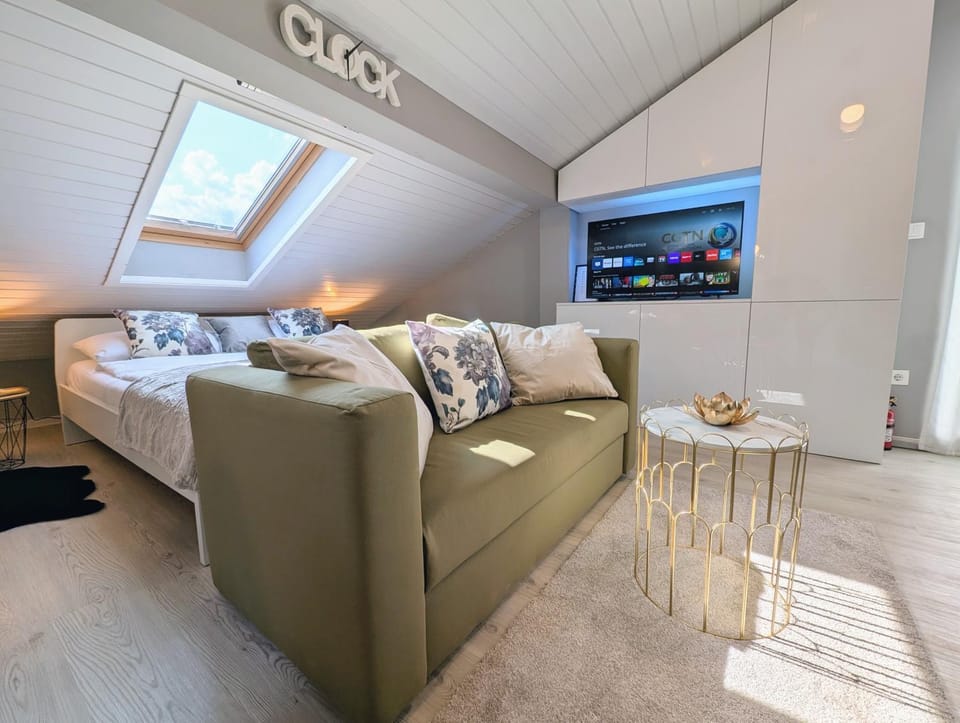 Bed, Seating area