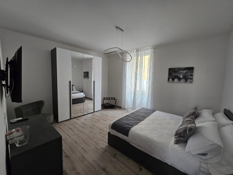 Bed, TV and multimedia, Photo of the whole room, Bedroom, wardrobe, air conditioner