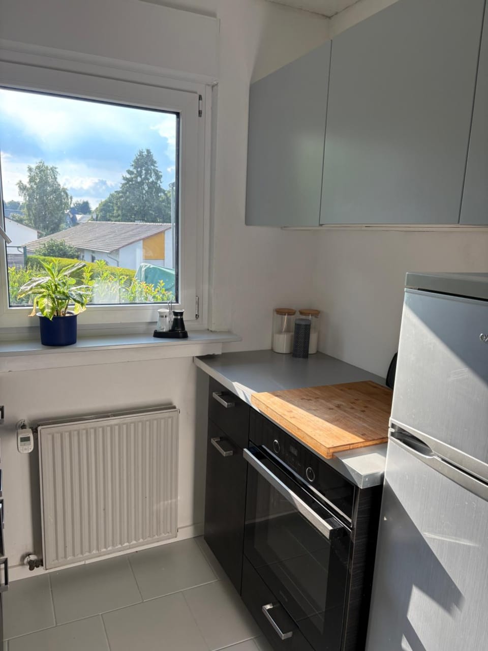 Kitchen or kitchenette, oven