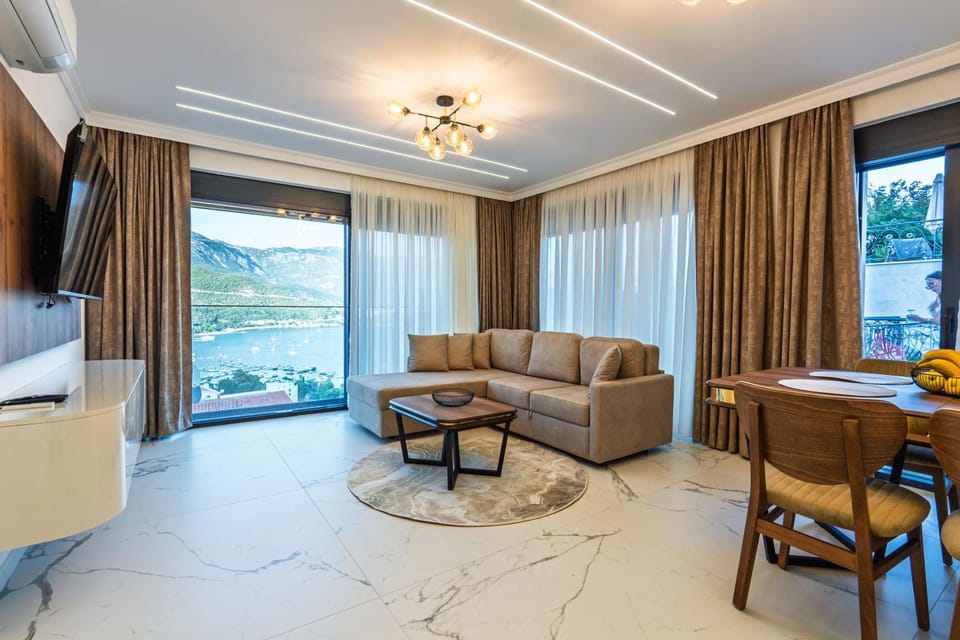 TV and multimedia, View (from property/room), Living room, Seating area, Landmark view, Mountain view, Sea view, air conditioner