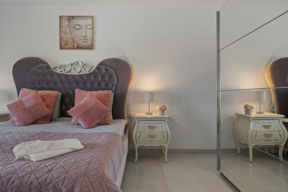 Silk Residence Next to Old Town Apartment in Bucharest