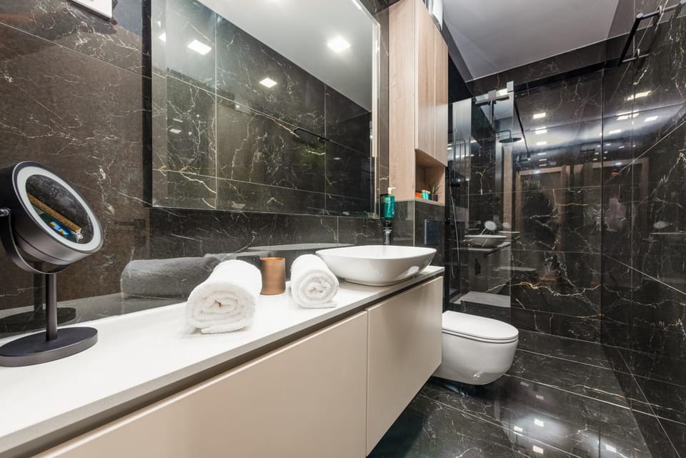 Shower, Toilet, Bathroom, towels