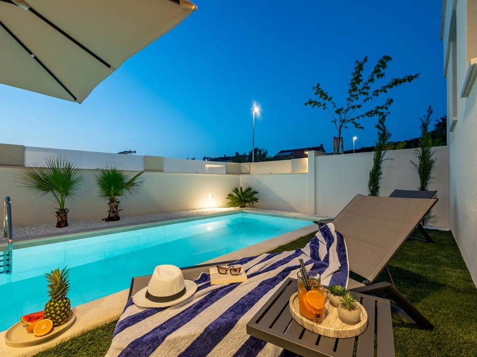 Balcony/Terrace, Pool view, Swimming pool, Swimming pool, sunbed