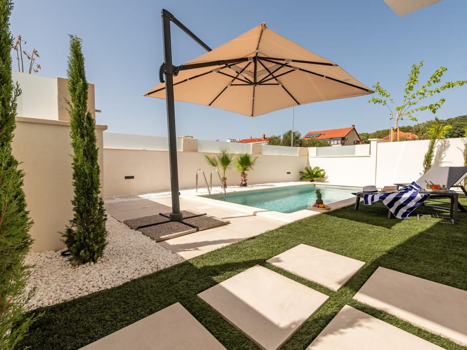 Garden, Garden view, Swimming pool, Swimming pool, sunbed