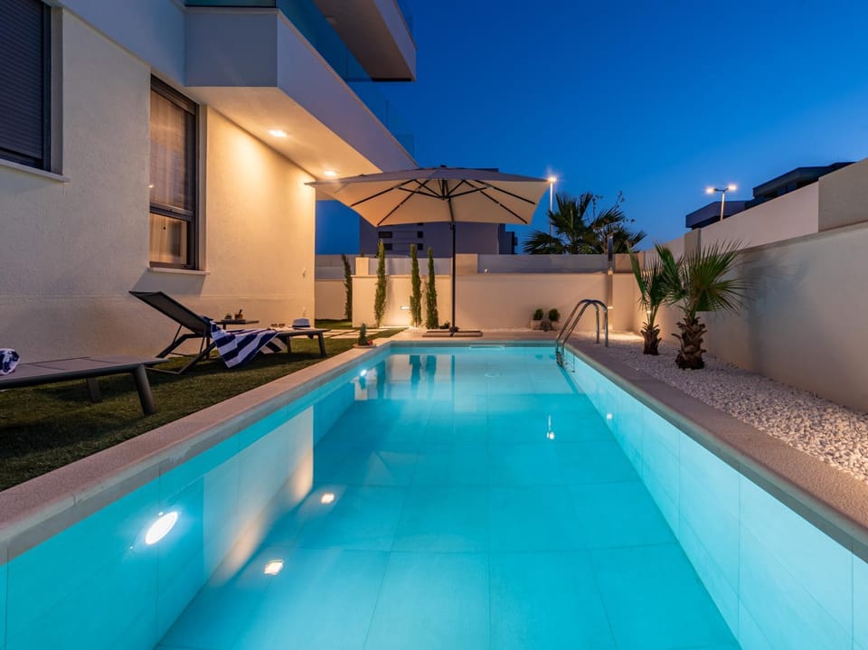 Balcony/Terrace, Swimming pool, Swimming pool, sunbed