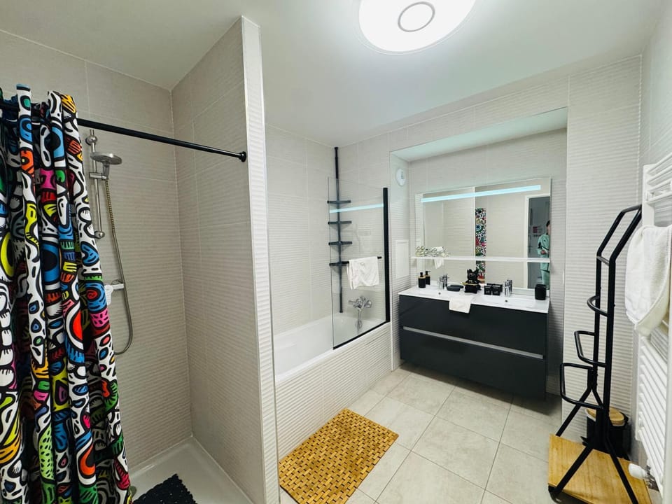 Shower, Bathroom, Bath, hair dryier