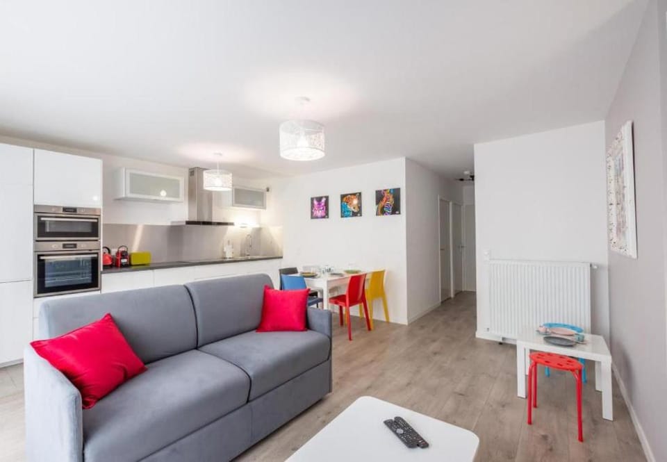 Kitchen or kitchenette, Dining area, oven, stove