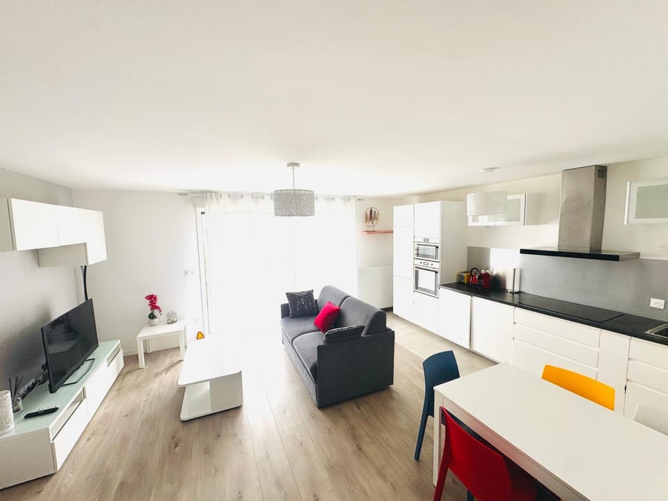 Communal lounge/ TV room, Kitchen or kitchenette, Living room, Seating area, stove, stove, kitchen