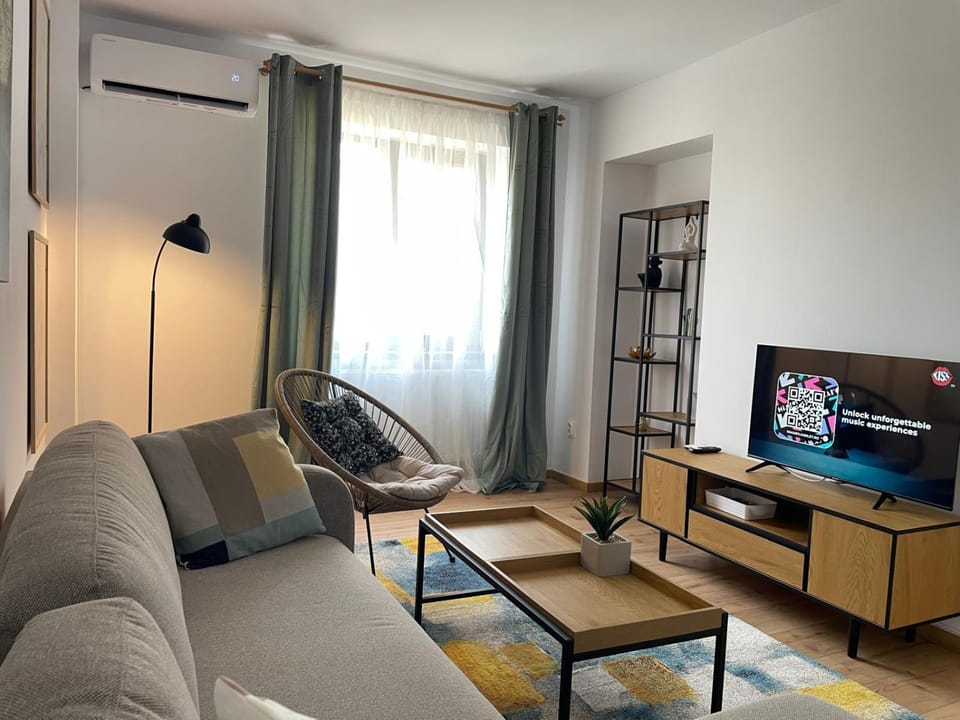 Communal lounge/ TV room, TV and multimedia, Living room, Seating area, Evening entertainment