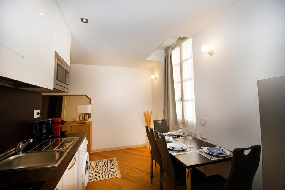 Kitchen or kitchenette, Dining area