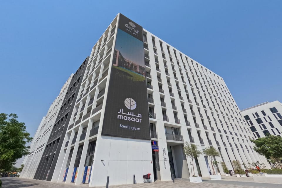 2BR Aljada Apartment - 3 Washrooms - Sleeps 6 - Boulevard Apartment in Al Sharjah