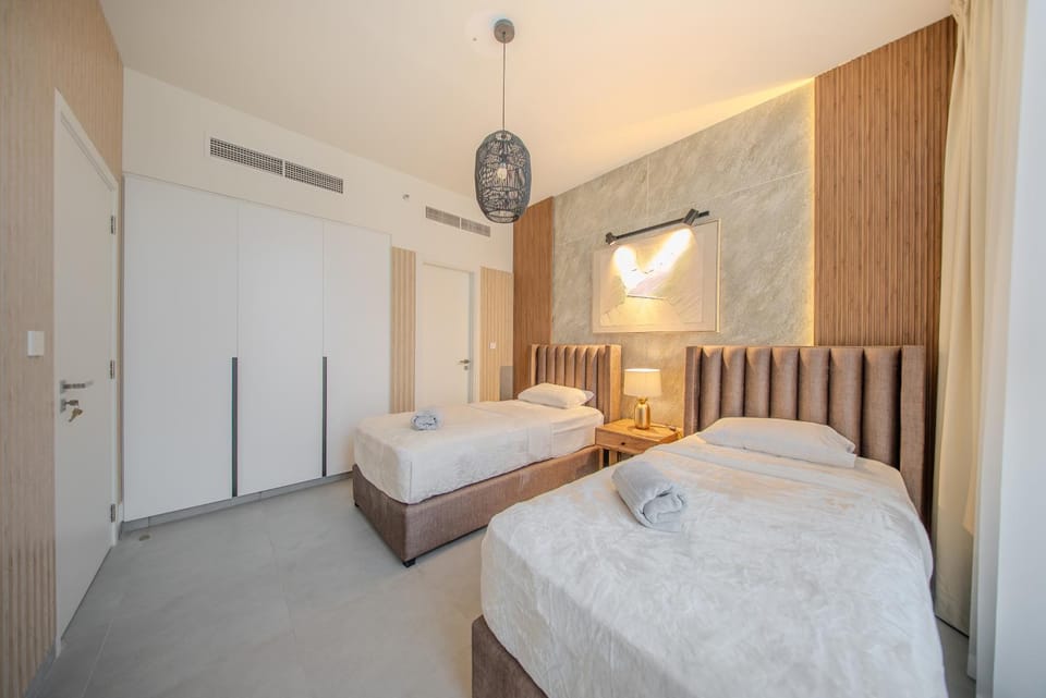 2BR Aljada Apartment - 3 Washrooms - Sleeps 6 - Boulevard Apartment in Al Sharjah