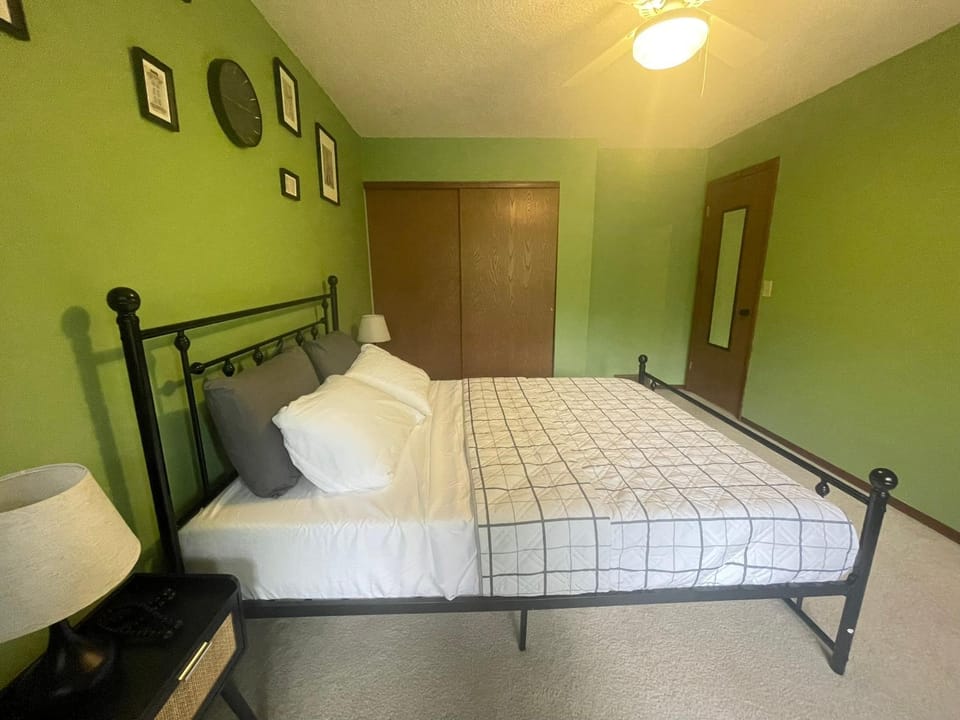 Sunny Bedroom in Quiet TownHouse Vacation rental in Albany
