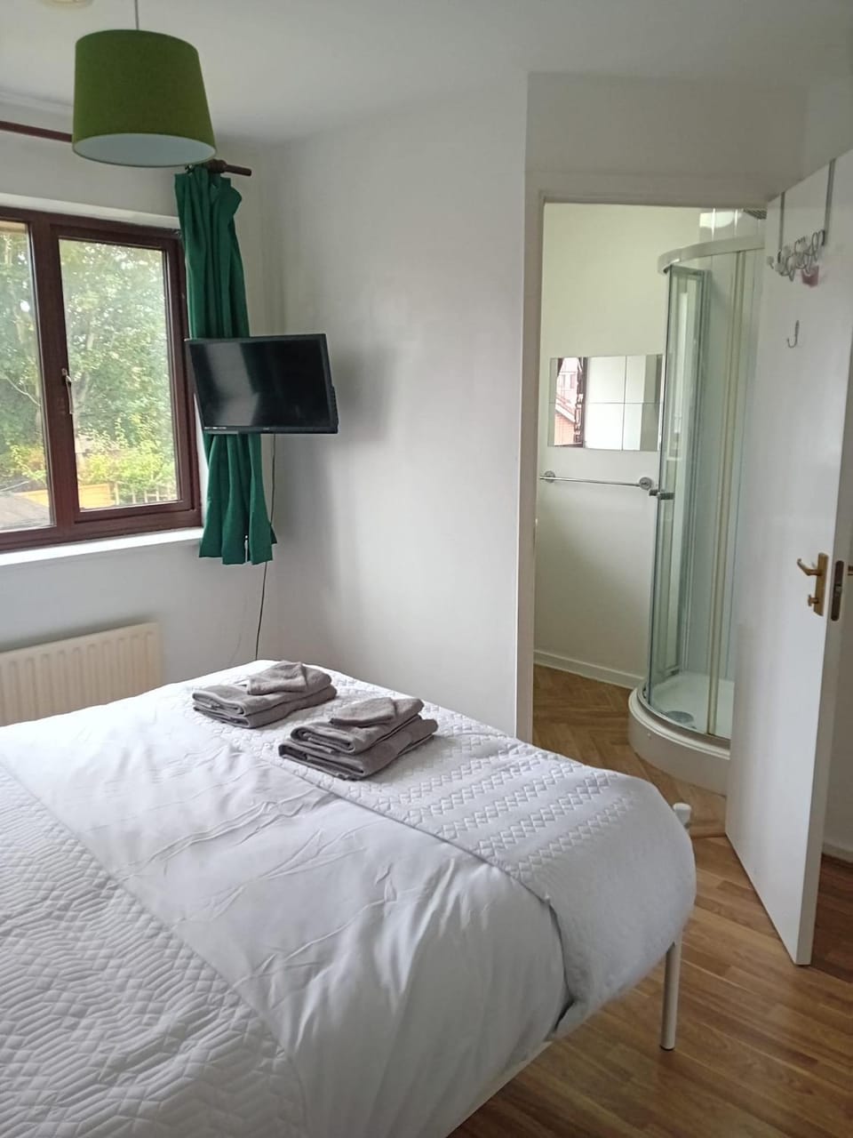 Bed, TV and multimedia, towels