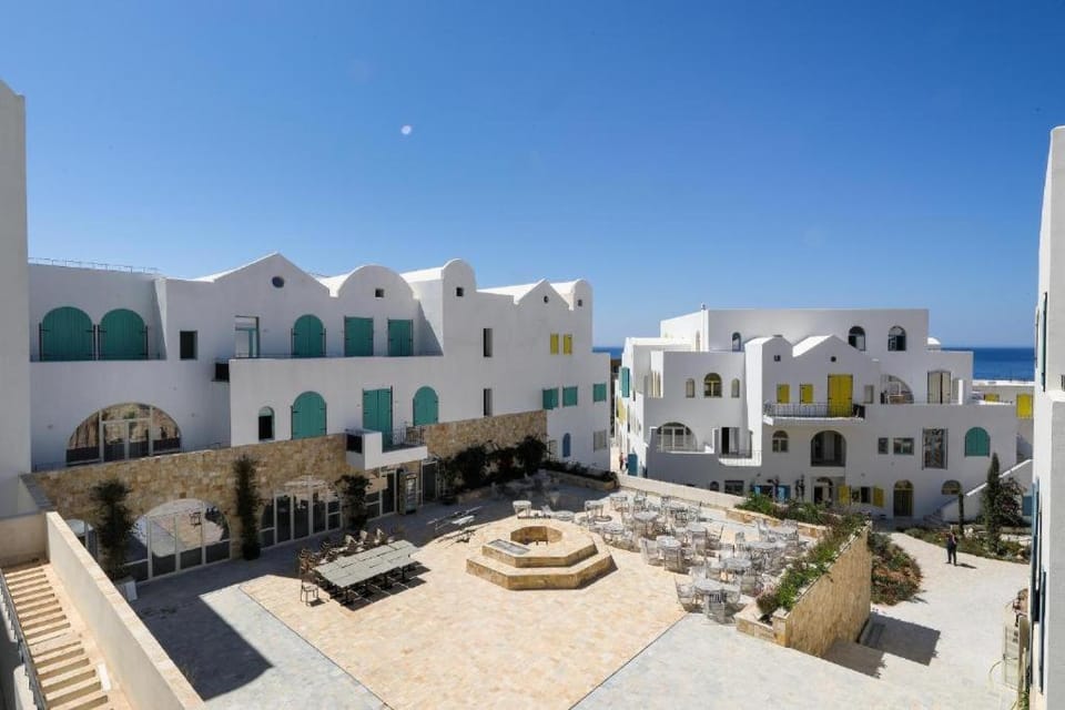 Property building, Day, Natural landscape, City view, Sea view, Location, Parking