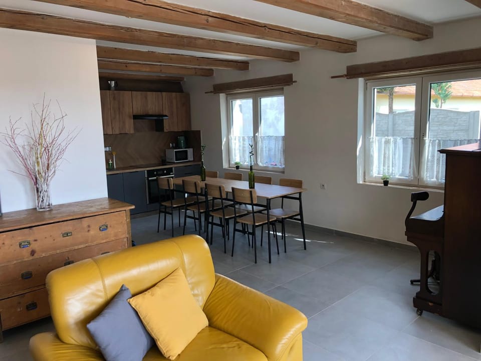 Kitchen or kitchenette, Living room, Seating area, Dining area