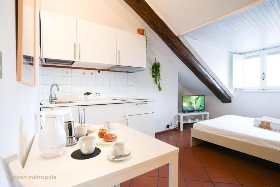 Bed, TV and multimedia, Kitchen or kitchenette, Photo of the whole room, Dining area, Bedroom