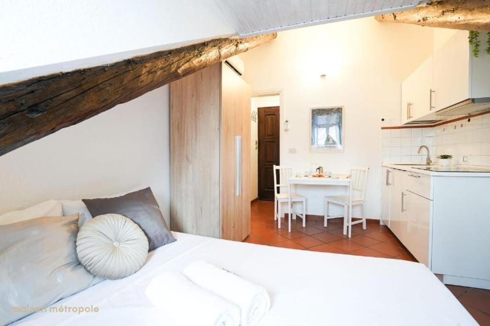 Bed, Kitchen or kitchenette, Photo of the whole room, Dining area, Bedroom, stove