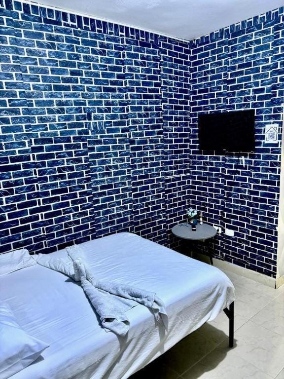 Bed, TV and multimedia, Photo of the whole room, Bedroom