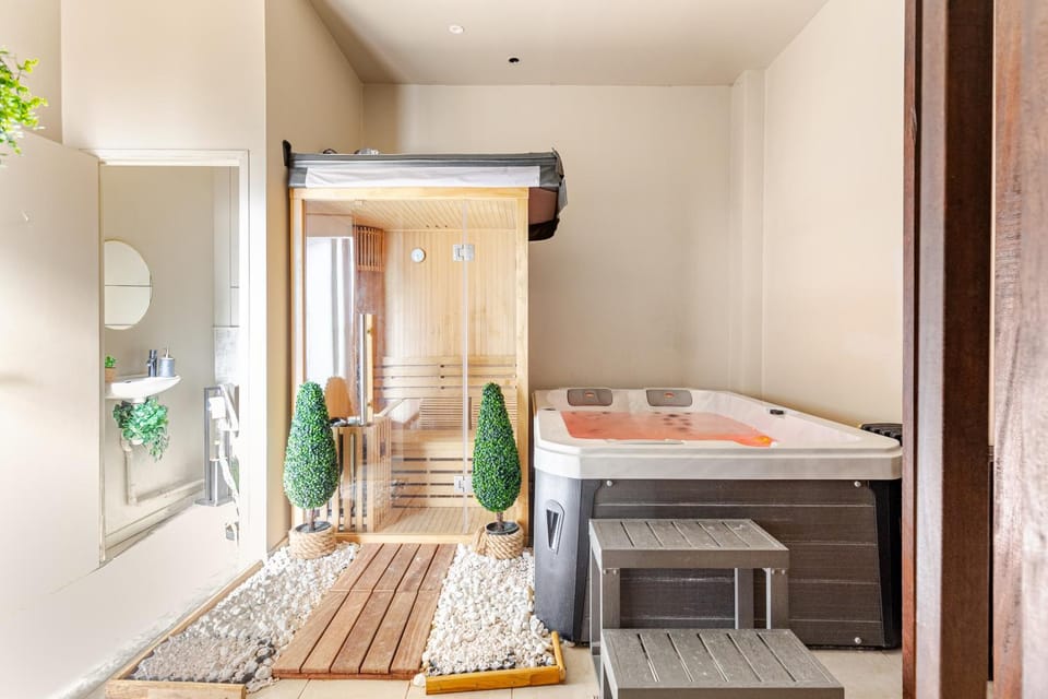 Hot Tub, Sauna