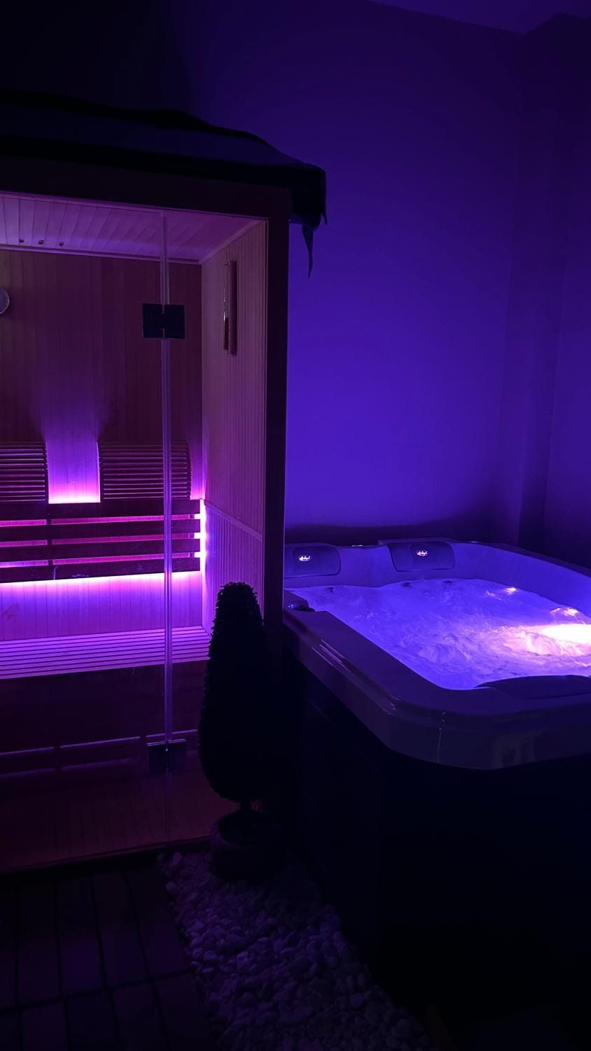 Hot Tub, Sauna, Spa and wellness centre/facilities