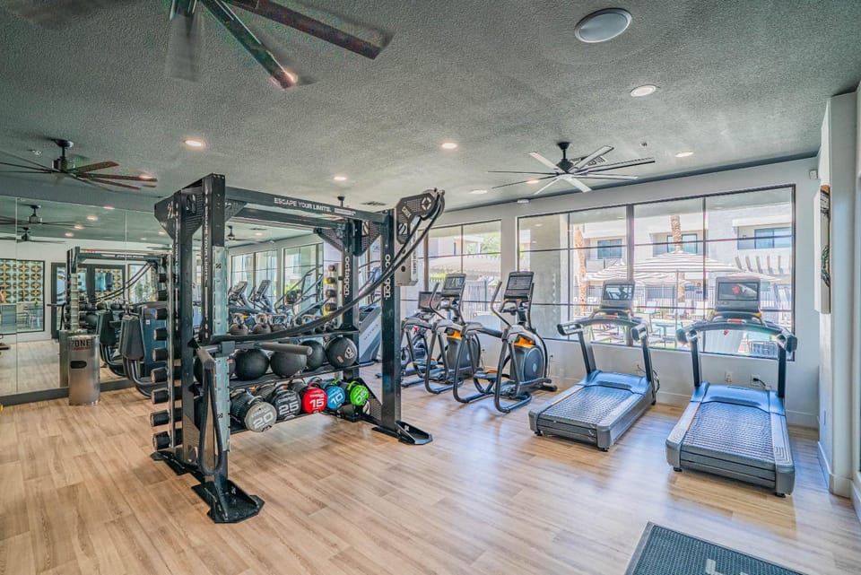Modern 1BD Walk to Westgate Pool Gym WD Apartment in Glendale