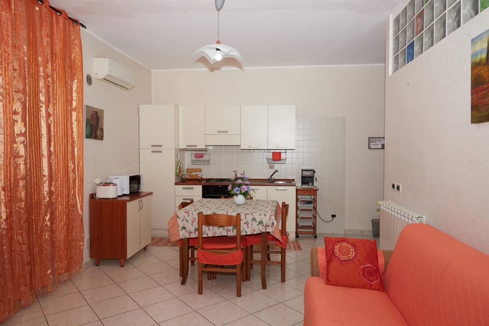 Coffee/tea facilities, Kitchen or kitchenette, Living room, Seating area, Dining area, Breakfast, oven, stove, toaster