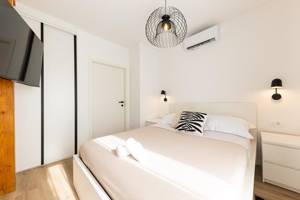 Bed, TV and multimedia, Photo of the whole room, Bedroom, wardrobe, air conditioner
