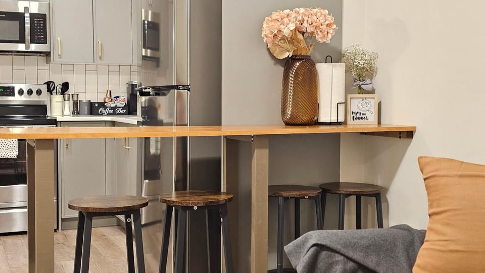 Modern Suite - Separate Entry - Self Check-In Apartment in Calgary