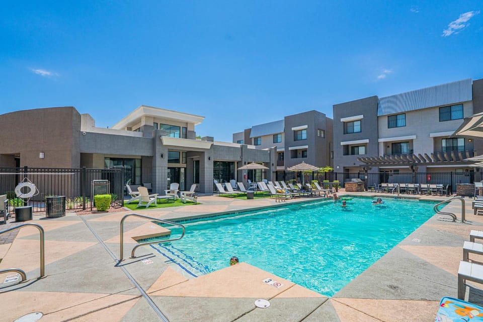 Glitzy 2BR Walk to Westgate Pool Gym WD Apartment in Glendale