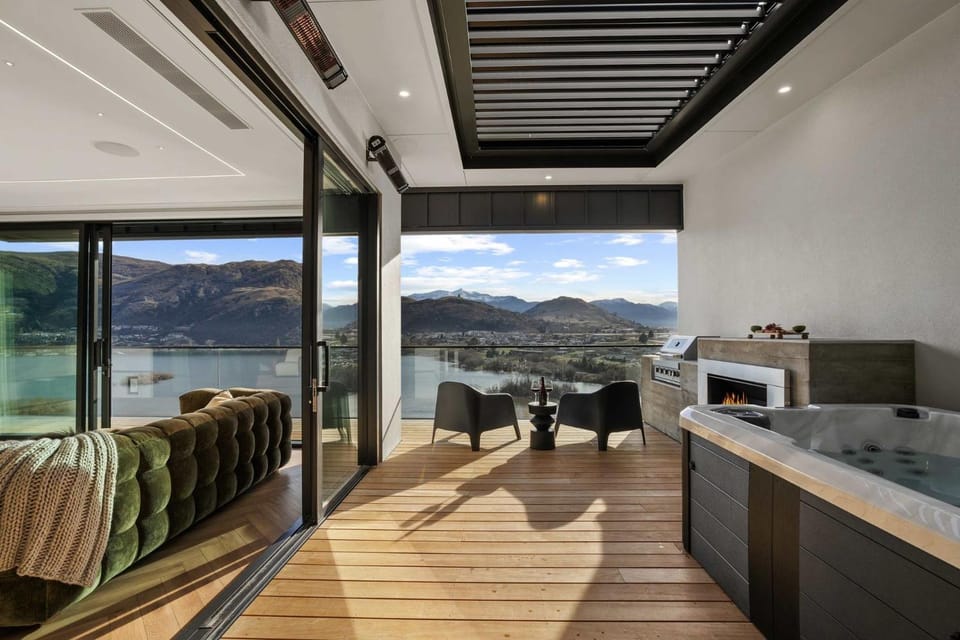 BBQ facilities, Hot Tub, Balcony/Terrace, Seating area, Lake view, Mountain view, fireplace