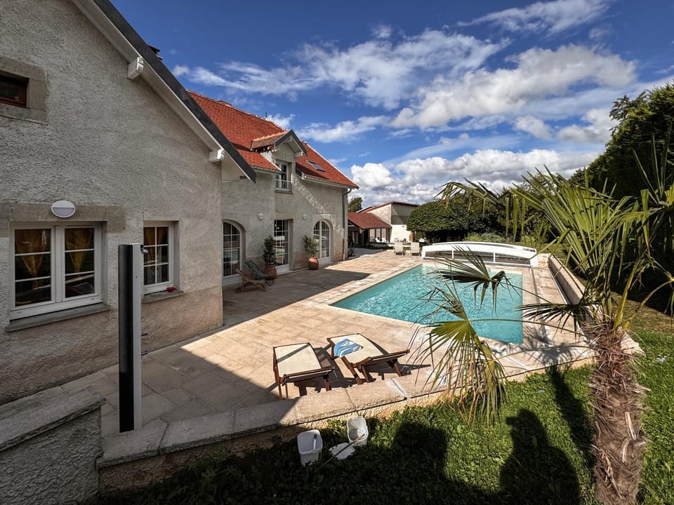 Property building, Patio, Day, Natural landscape, Garden, Balcony/Terrace, Garden view, Pool view, Swimming pool, Swimming pool, Open Air Bath, sunbed