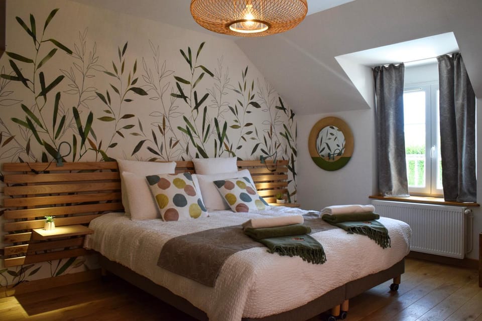 Bed, Photo of the whole room, Bedroom, towels
