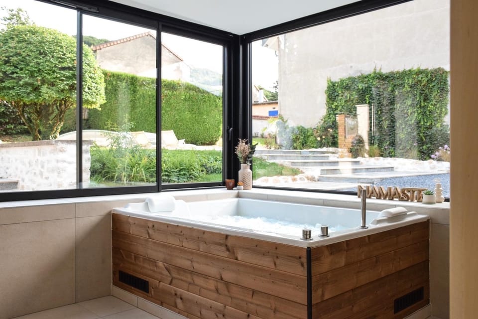 Natural landscape, Hot Tub, Hot Tub, Spa and wellness centre/facilities, Garden view, Pool view, Bath