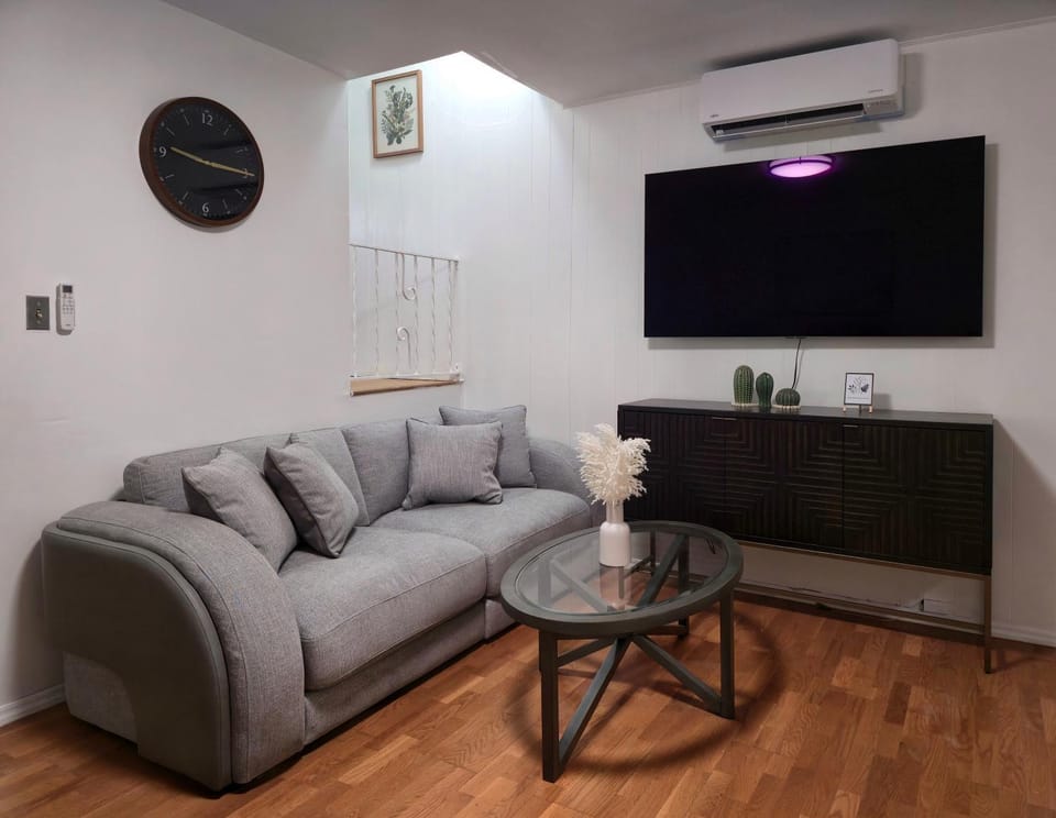 Communal lounge/ TV room, TV and multimedia, Living room, Seating area, Evening entertainment, air conditioner