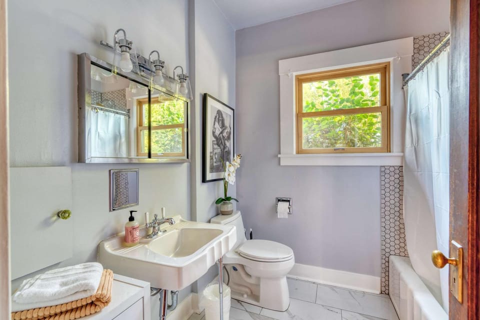 Spacious Group Retreat - 5BR - Sleeps 12 House in Portland