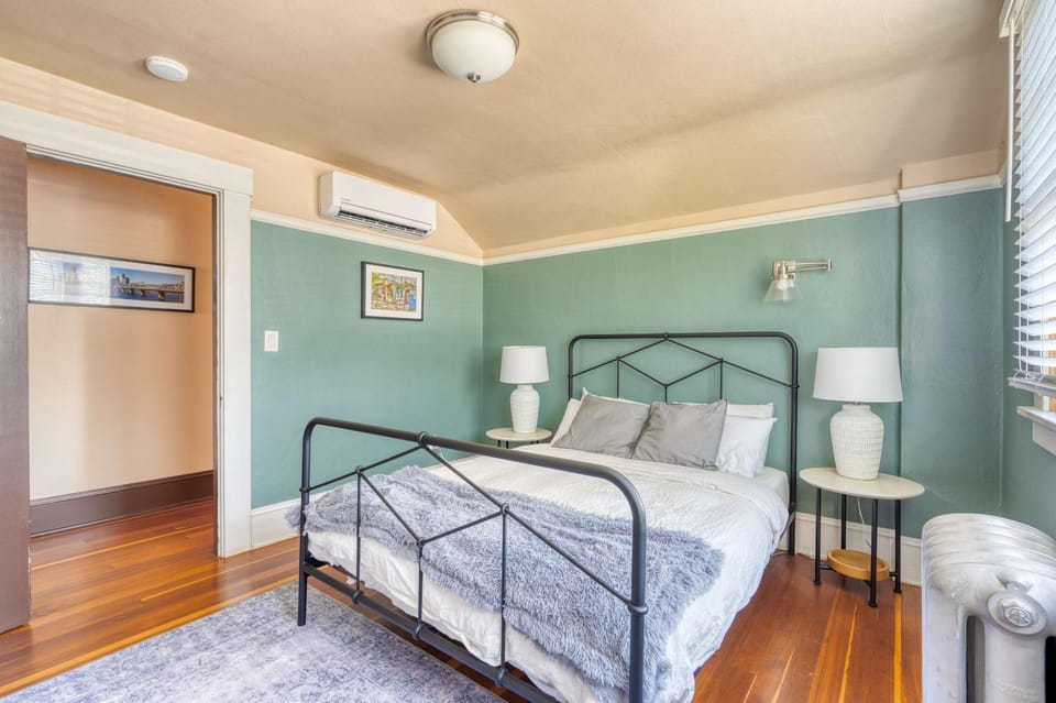 Spacious Group Retreat - 5BR - Sleeps 12 House in Portland