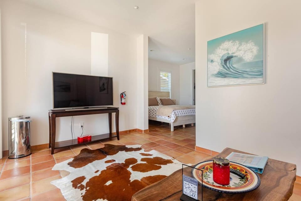 Bed, TV and multimedia, Living room, Seating area, Dining area