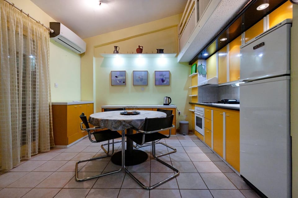 Kitchen or kitchenette, Dining area, oven, pet friendly, air conditioner