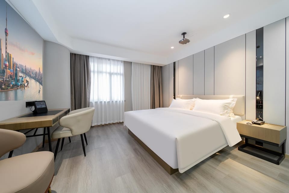 Bed, TV and multimedia, Bedroom