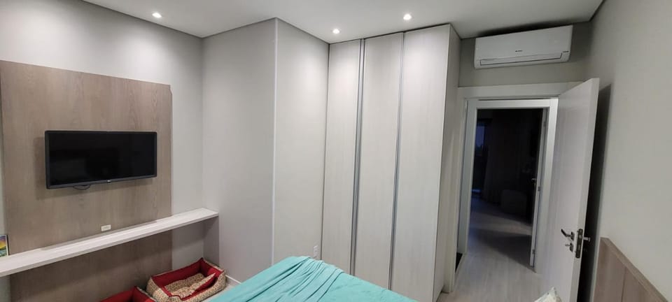 Bed, TV and multimedia, Photo of the whole room, Bedroom, wardrobe, air conditioner