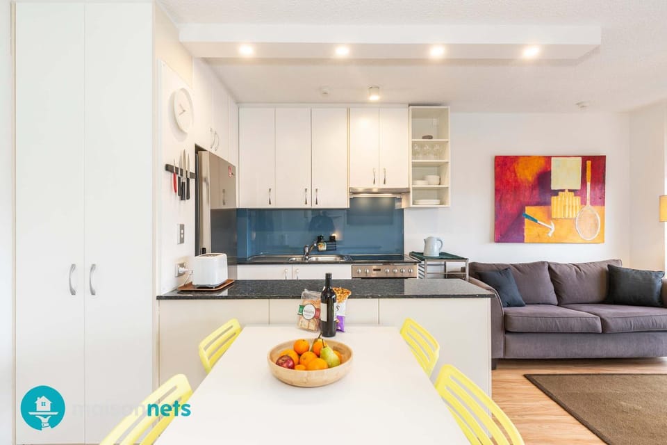Kitchen or kitchenette, Living room, Food and drinks, Dining area